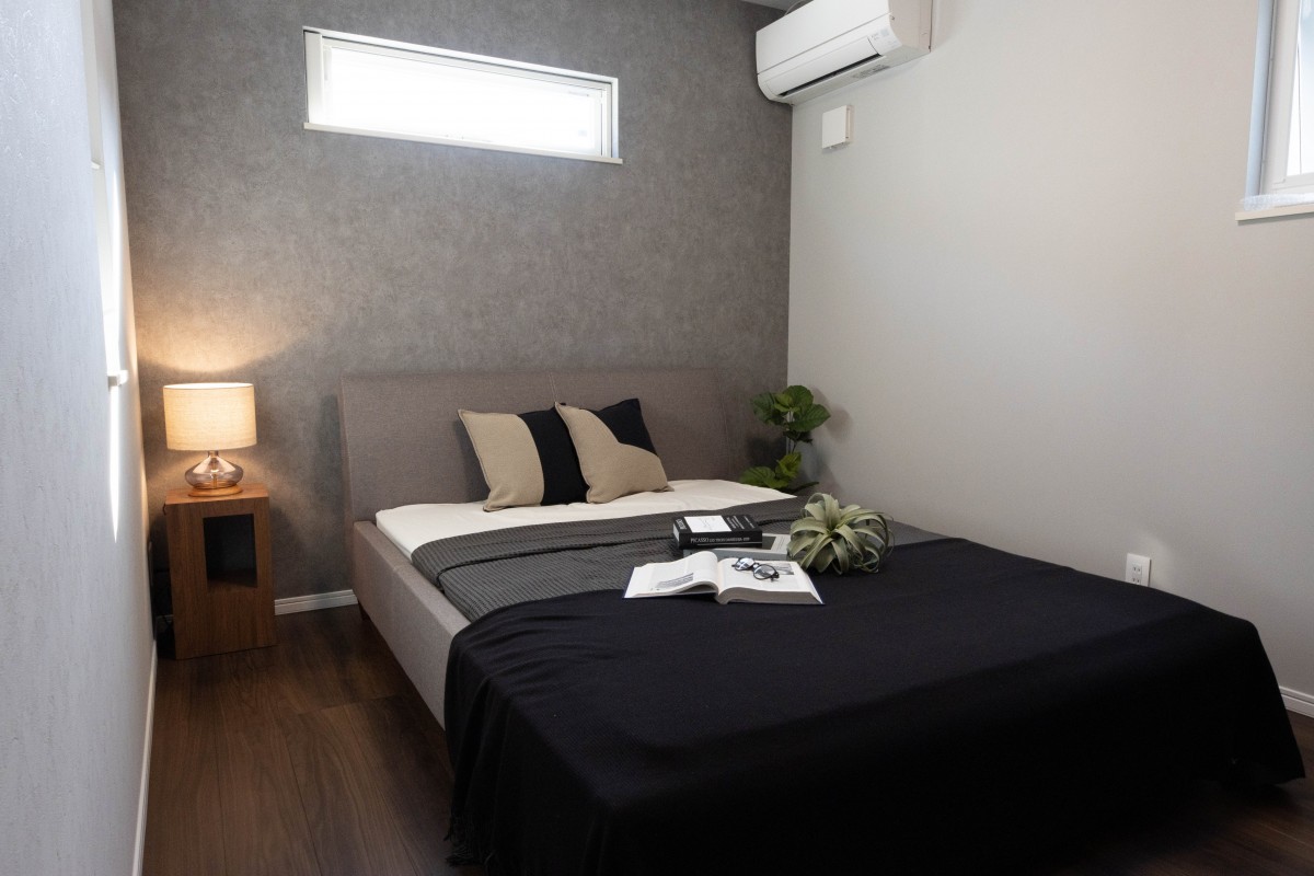 落ち着いたトーンのベッドルーム