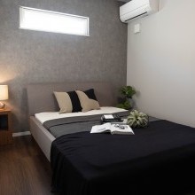 落ち着いたトーンのベッドルーム