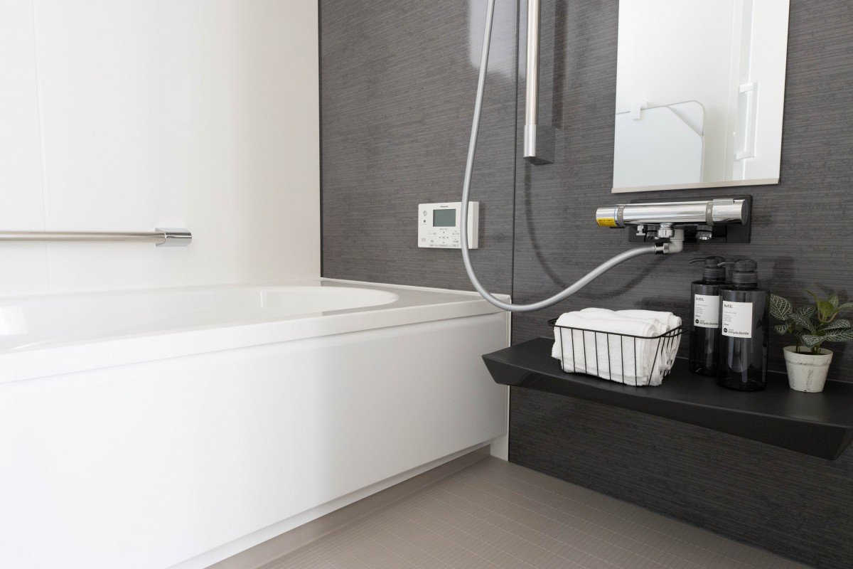 モダンでシックなバスルーム