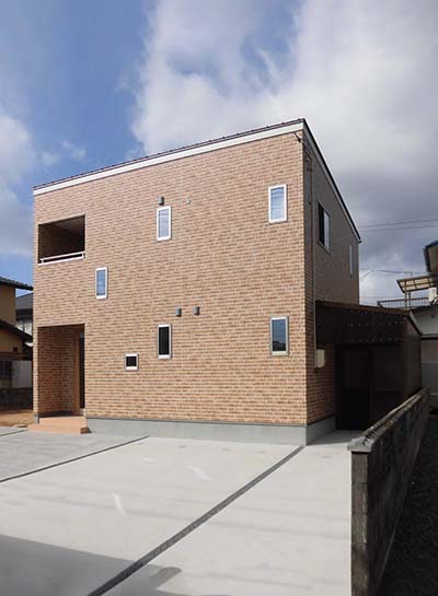 広々駐車場とオシャレな見た目で人を招きたくなるお家