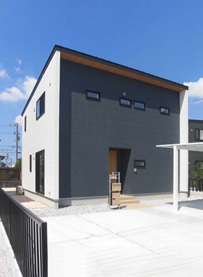 ホワイトとネイビーの色合いが可愛らしい外観のお家