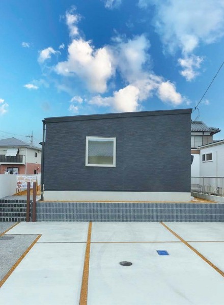 スマートシンプルな外観の平屋