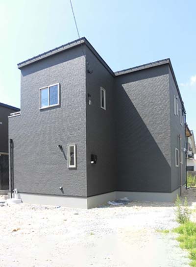 アクセントクロスの映えるリビングのお家