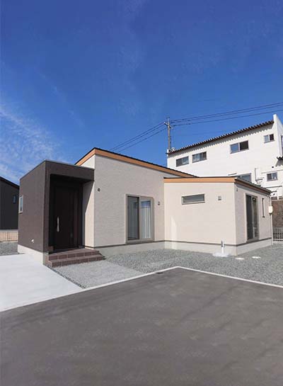 高級感のあるシックな平屋