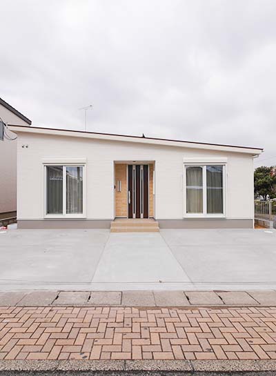 開放的リビングとウッドデッキのある平屋