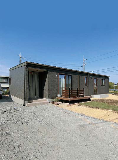 キッチンに赤を取り入れた　こだわりの詰まった平屋