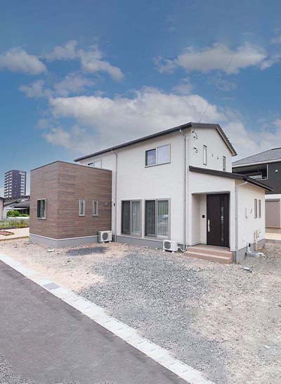 広々バルコニーのある、家族団らんを楽しむ家