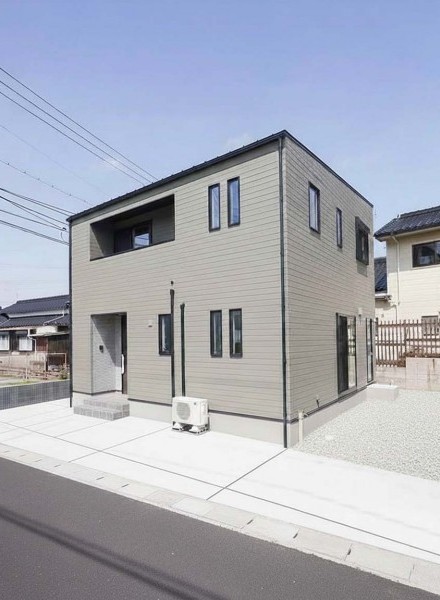 吹き抜けのある暖かい光が差し込む家