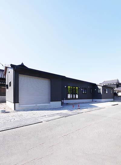 広々敷地を活かしたガレージのある平屋住宅