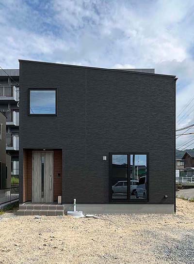 落ち着いてくつろげる広々LDKのモダンスタイルのお家