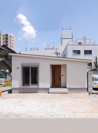 木の温かさがアクセントのシンプルモダンなお家