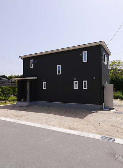 シンプルでスマートな見た目に、小窓の可愛いらしい家