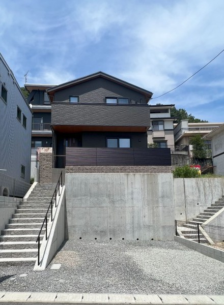 白色が映える2階建て住宅