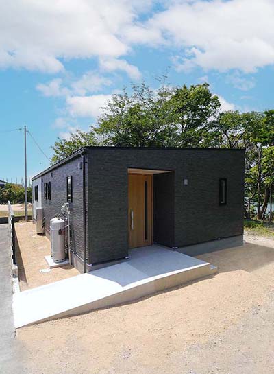 自然の中に佇む、バリアフリーの平屋住宅