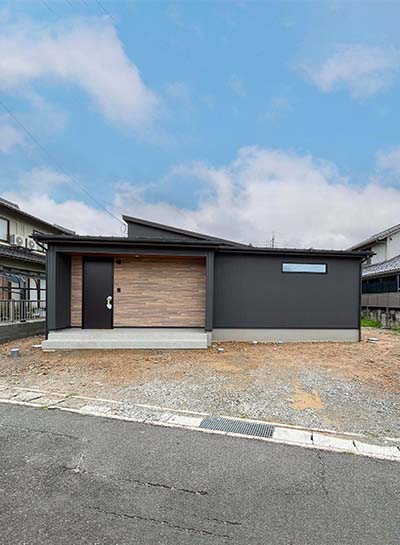 黒と木目のコントラストが美しい、モダンな印象の平屋