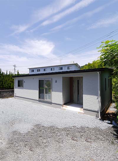 自然豊かな土地に白のシックな平屋