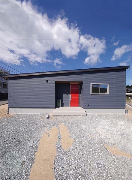 青空に映える魅力的な平屋