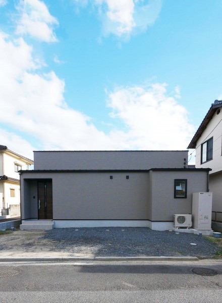 家族がくつろげる温かみのあるモダンな住まい