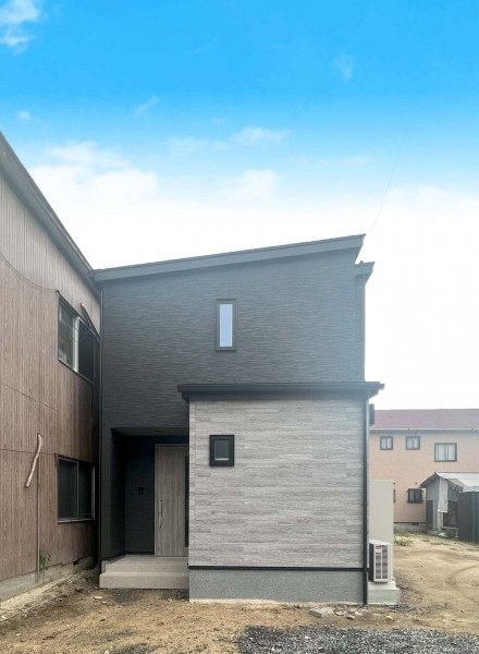 自然と調和するスタイリッシュな住宅