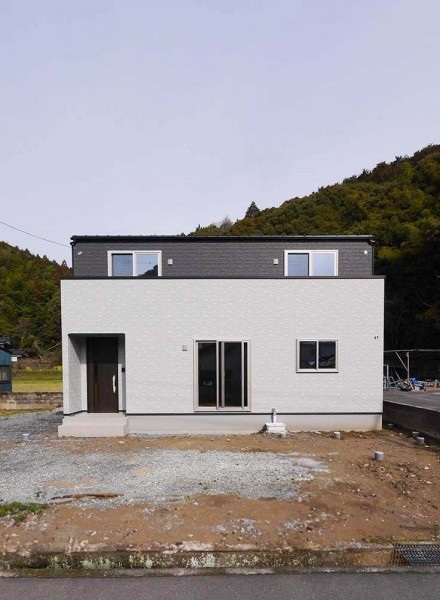 自然と調和するモノトーンの2階建て住宅