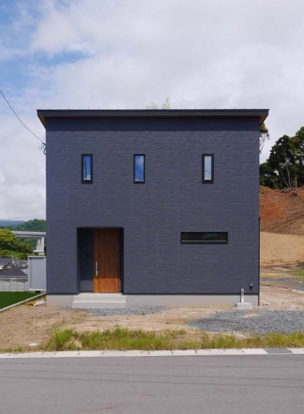 ダークトーンが映える上質な住まい