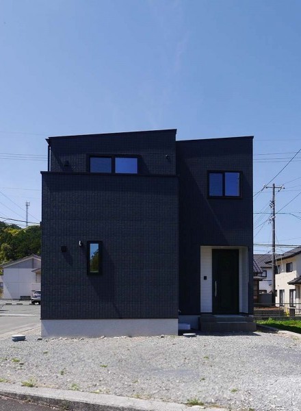 周囲に溶け込むダークトーンの外壁の住まい