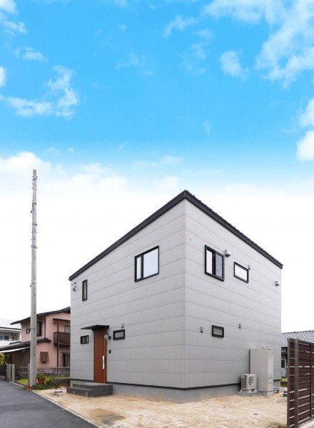 吹き抜けリビングで開放感！シンプルモダンな暮らし