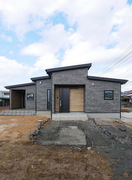 モダンと温もりを融合させたスタイリッシュな平屋住宅