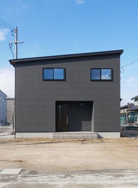 深みのあるカラーが魅力的なスタイリッシュな住まい