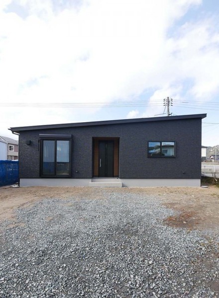 家族の暮らしを彩る、シンプルでモダンな平屋住宅