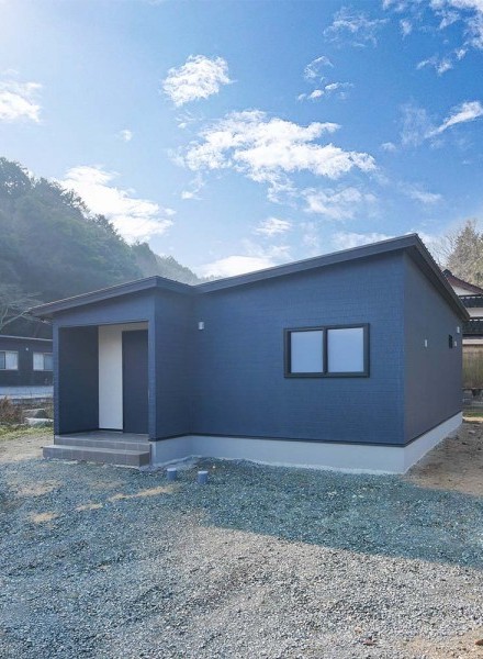 ネイビーが魅せる、凛とした佇まいの家