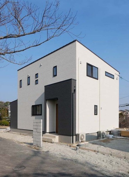 穏やかな街並みに溶け込むスタイリッシュデザイン