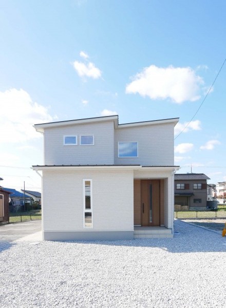 家族の笑顔が広がる！ ゆったりリビングの快適ハウス