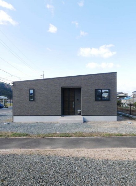 直線が奏でるモダンナチュラルの家