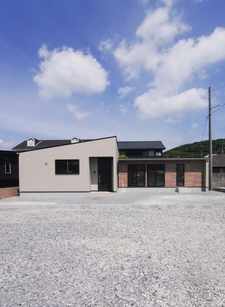 光と風が通り抜けるL字型の平屋