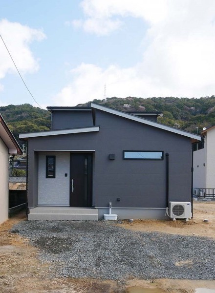 自然と調和する、グレー外壁の家