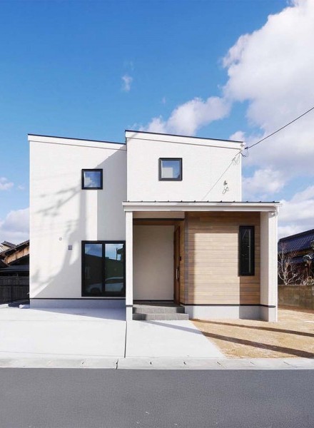 畳スペースでくつろぐ、機能美の住まい