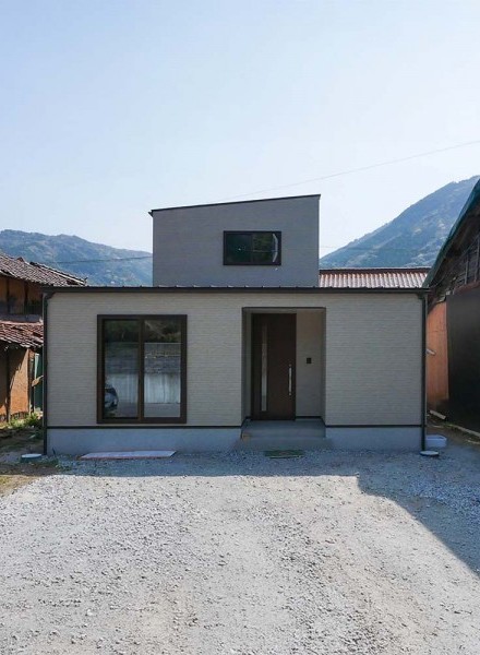 自然にとけ込む、控えめで上質な家