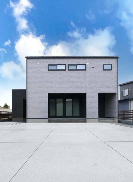 吹き抜け階段が描く、奥行きのある家