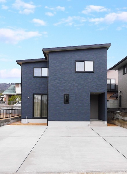 コンパクトなのに広がりを感じる家族の拠点