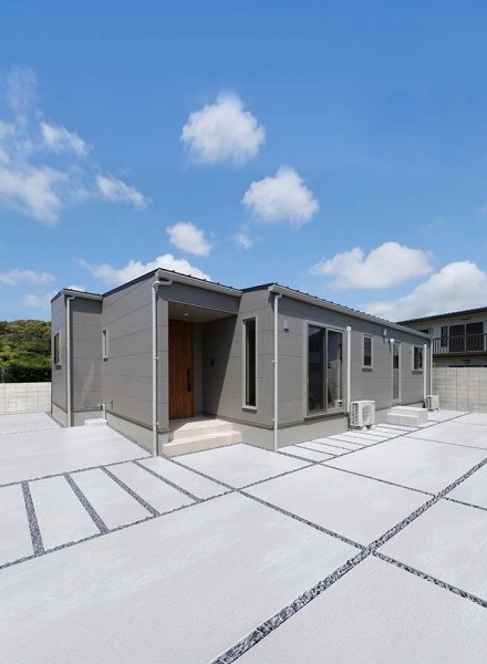 グレージュが映える、上品な平屋