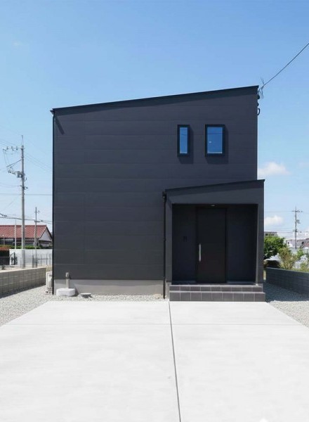直線美が映える、シンプルモダンな家