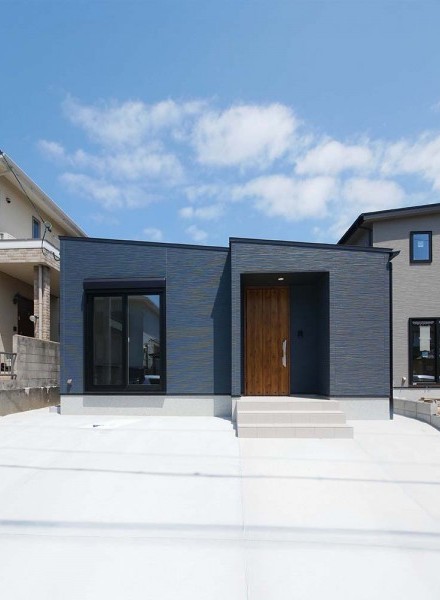 ネイビー×木目が魅せる、シンプルで上品な外観