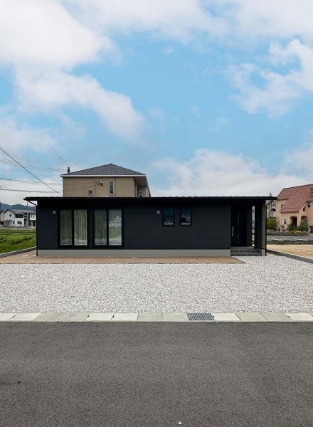 重厚感と開放感を兼ね備えた、平屋の暮らし