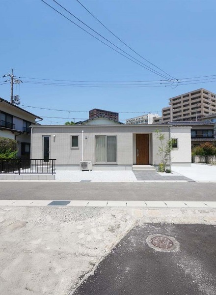 家族をつなぐ、ちょうどいい距離感の平屋