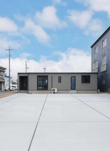 街なかに調和する、コンパクトでも広がりを感じる住まい