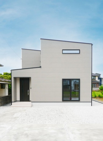 吹き抜け階段に、光と風がすっと抜けていく快適な住宅