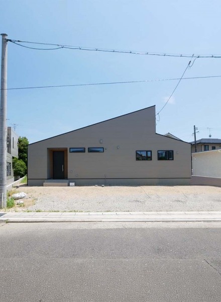 片流れ屋根が印象的な、洗練された平屋スタイル