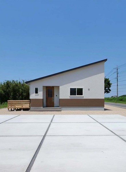 やさしい色合いと木の質感が調和した、温もりある平屋住宅