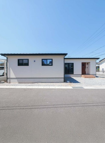 シンプルだからこそ美しい、水平ラインが映える平屋の住まい。